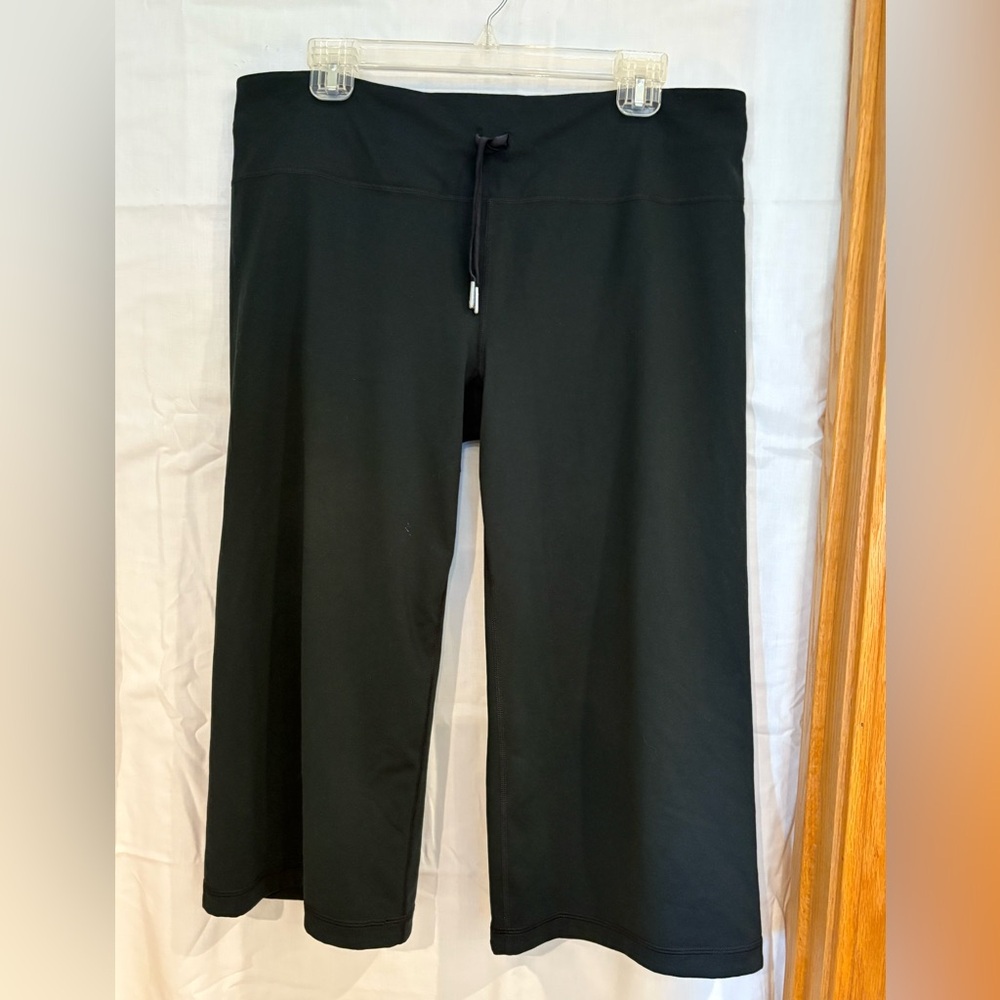 Black Wide-Leg Cropped Under Armour Yoga Pants size XL